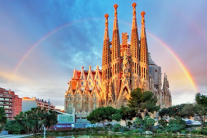 Shows a beautiful photo of Sagrada Familia